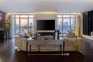 Μια τηλεόραση ή/και κέντρο ψυχαγωγίας στο Four Seasons Luxurious Apartment