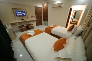 TV a/nebo společenská místnost v ubytování Hotel Dev Villas - 600 meters from Taj Mahal
