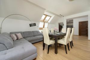 Posedenie v ubytovaní Jasny Dwupoziomowy Apartament we Wrocławiu by Noclegi Renters