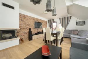 Posedenie v ubytovaní Jasny Dwupoziomowy Apartament we Wrocławiu by Noclegi Renters