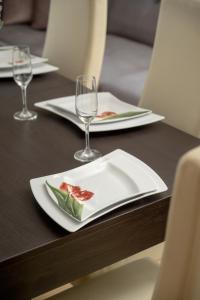 Nápoje v ubytovaní Jasny Dwupoziomowy Apartament we Wrocławiu by Noclegi Renters