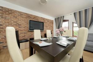Televízia a/alebo spoločenská miestnosť v ubytovaní Jasny Dwupoziomowy Apartament we Wrocławiu by Noclegi Renters