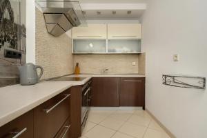 Kuchyňa alebo kuchynka v ubytovaní Jasny Dwupoziomowy Apartament we Wrocławiu by Noclegi Renters