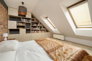 Posteľ alebo postele v izbe v ubytovaní Jasny Dwupoziomowy Apartament we Wrocławiu by Noclegi Renters