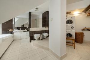 Kúpeľňa v ubytovaní Jasny Dwupoziomowy Apartament we Wrocławiu by Noclegi Renters