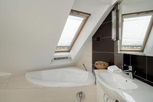 Kúpeľňa v ubytovaní Jasny Dwupoziomowy Apartament we Wrocławiu by Noclegi Renters