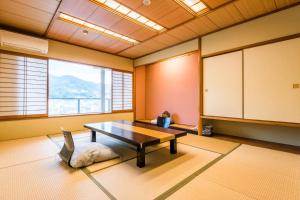Un lugar para sentarse en Ooedo Onsen Monogatari Premium Ito Hotel New Okabe