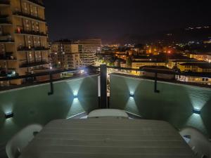 a view of a city at night from a balcony at Aurora appartamento, intero appartamento di 105 mq in Terni
