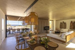 ein Wohnzimmer mit Esstisch und Couch in der Unterkunft Villa Calamare - IsulaTravel in Avola