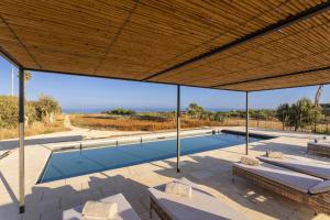 einen Pool in der Mitte einer Terrasse in der Unterkunft Villa Calamare - IsulaTravel in Avola