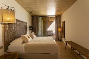 ein Schlafzimmer mit einem großen Bett in einem Zimmer in der Unterkunft Villa Calamare - IsulaTravel in Avola + 34 Fotos