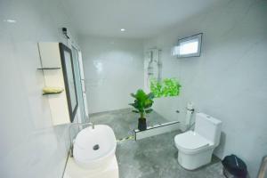 Ein Badezimmer in der Unterkunft BaansuanThanisorn&Rolf บ้านสวนธนิสร & ร๊อฟ