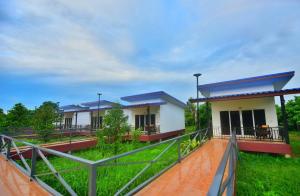 Ein Garten an der Unterkunft BaansuanThanisorn&Rolf บ้านสวนธนิสร & ร๊อฟ