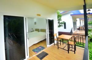 Ein Bett oder Betten in einem Zimmer der Unterkunft BaansuanThanisorn&Rolf บ้านสวนธนิสร & ร๊อฟ