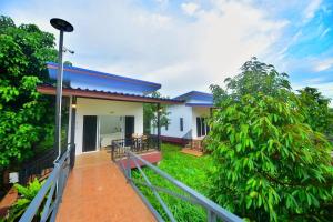 Ein Garten an der Unterkunft BaansuanThanisorn&Rolf บ้านสวนธนิสร & ร๊อฟ