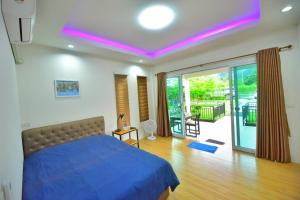 Ein Bett oder Betten in einem Zimmer der Unterkunft BaansuanThanisorn&Rolf บ้านสวนธนิสร & ร๊อฟ