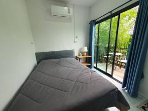 Ein Bett oder Betten in einem Zimmer der Unterkunft BaansuanThanisorn&Rolf บ้านสวนธนิสร & ร๊อฟ