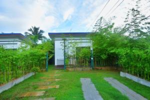 Ein Garten an der Unterkunft BaansuanThanisorn&Rolf บ้านสวนธนิสร & ร๊อฟ