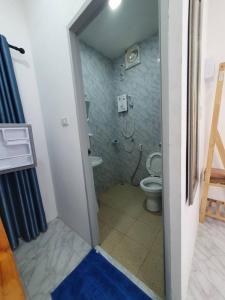 Ein Badezimmer in der Unterkunft BaansuanThanisorn&Rolf บ้านสวนธนิสร & ร๊อฟ