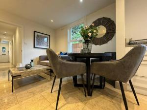 Гостиная зона в Unique 2BR 1BA Flat in Croydon +11 фотографий