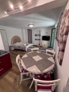 Televízia a/alebo spoločenská miestnosť v ubytovaní STUDIO VILLA D'ESTE