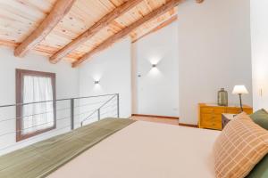 a large bedroom with a bed and a window at Casa Rural Catalina in Camañas
