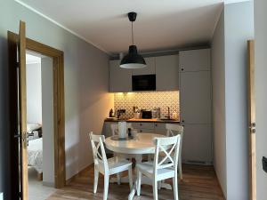 Kuchyň nebo kuchyňský kout v ubytování LUČI jūras apartamenti