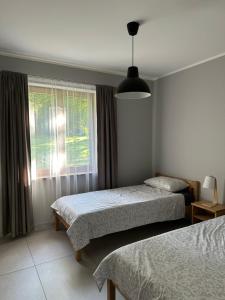 Postel nebo postele na pokoji v ubytování LUČI jūras apartamenti