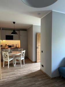 Kuchyň nebo kuchyňský kout v ubytování LUČI jūras apartamenti