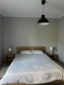 Postel nebo postele na pokoji v ubytování LUČI jūras apartamenti