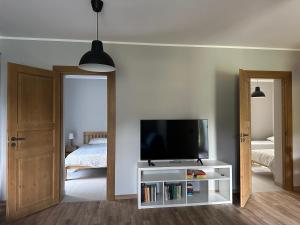 TV a/nebo společenská místnost v ubytování LUČI jūras apartamenti
