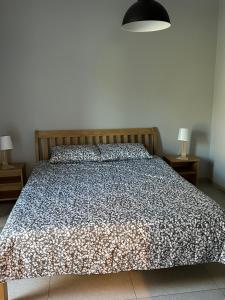 Postel nebo postele na pokoji v ubytování LUČI jūras apartamenti