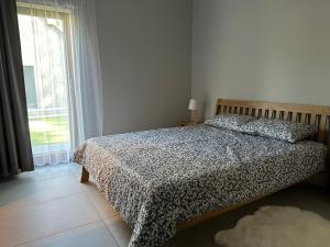 Postel nebo postele na pokoji v ubytování LUČI jūras apartamenti