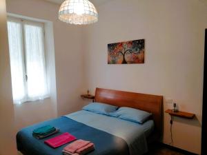 a bedroom with a bed with two towels on it at Domo Nina in La Spezia