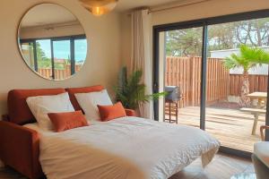 ラカノーにあるVilla Camélia Rose Vue mer et jacuzziの大きなベッドと鏡のある寝室 +64枚の写真