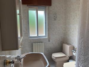 a bathroom with a tub and a toilet and a window at Casa del Parque in Pereruela