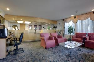 Ruang duduk di Days Inn by Wyndham Gilroy