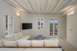 Uma TV ou centro de entretenimento em Ammoa Beach Residences