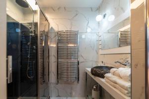 a bathroom with a sink and a shower at Maison Les Étoiles chambres d'hôtes de charme avec jardin paisible et petit déjeuner à Tonnerre in Tonnerre +55 photos