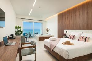 Postel nebo postele na pokoji v ubytování Elia Sea Suites