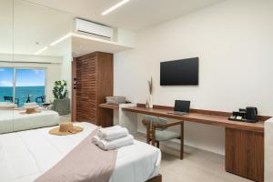 TV a/nebo společenská místnost v ubytování Elia Sea Suites
