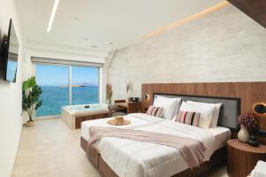 Postel nebo postele na pokoji v ubytování Elia Sea Suites