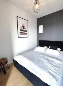 ein Schlafzimmer mit einem großen Bett mit schwarzem Kopfteil in der Unterkunft Panorama Capital Tito - 16 piętro in Rzeszów