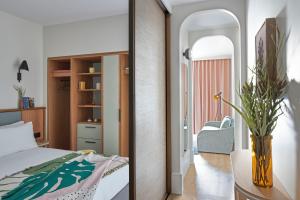 1 dormitorio con 1 cama y un jarrón sobre una mesa en Turing Locke Cambridge, en Cambridge