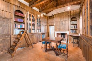 The library in the holiday home