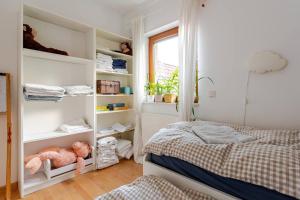 เตียงในห้องที่ Family Mansion in Cologne