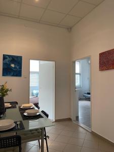 un soggiorno con un tavolo e una sala da pranzo di Spacious bungalow with parking a Bratislava