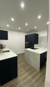 eine Küche mit schwarz-weißen Arbeitsplatten in der Unterkunft Luxueux t3 Aiguebelle in Randens