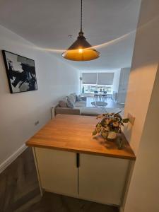 cocina y sala de estar con encimera de madera en River Breeze Apartments 1, en Littlehampton