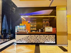 a bar in a restaurant with a counter at Suites Al Maqam Hotel in Mecca